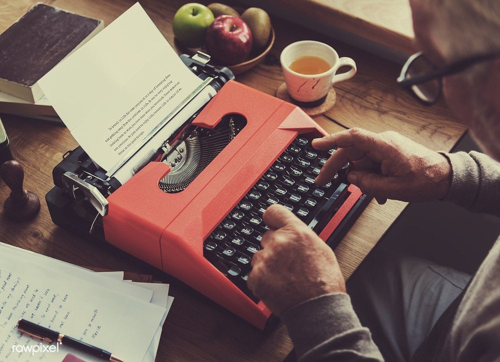 ۱۰ فرمان برای نویسنده شدن – چگونه نویسنده شویم