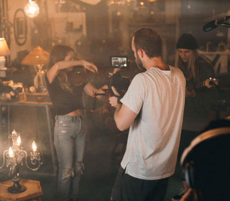 داستان سرایی در بازاریابی محتوایی - داستانسرایی در بازاریابی محتوا ظرایفی دارد. در storytelling باید به مخاطب بپردازید نه خودتان