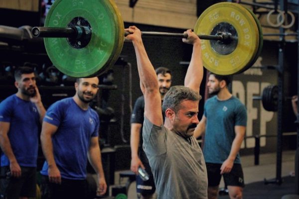 حسام الدین مطهری در حال ورزش کراسفیت - وزنه برداری